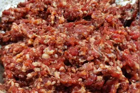 调肉馅，牢记“加2水，放2油”，肉馅鲜香多汁，包饺子蒸包子都香图片