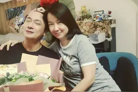 60岁吴镇宇庆祝21周年结婚纪念日，费曼晒全家福，妈妈罕见出镜图片