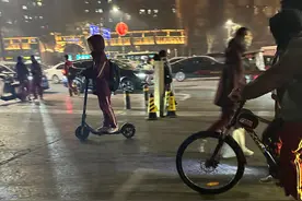 中学生流行骑电动车上下学？未满16岁 万万“驶”不得图片