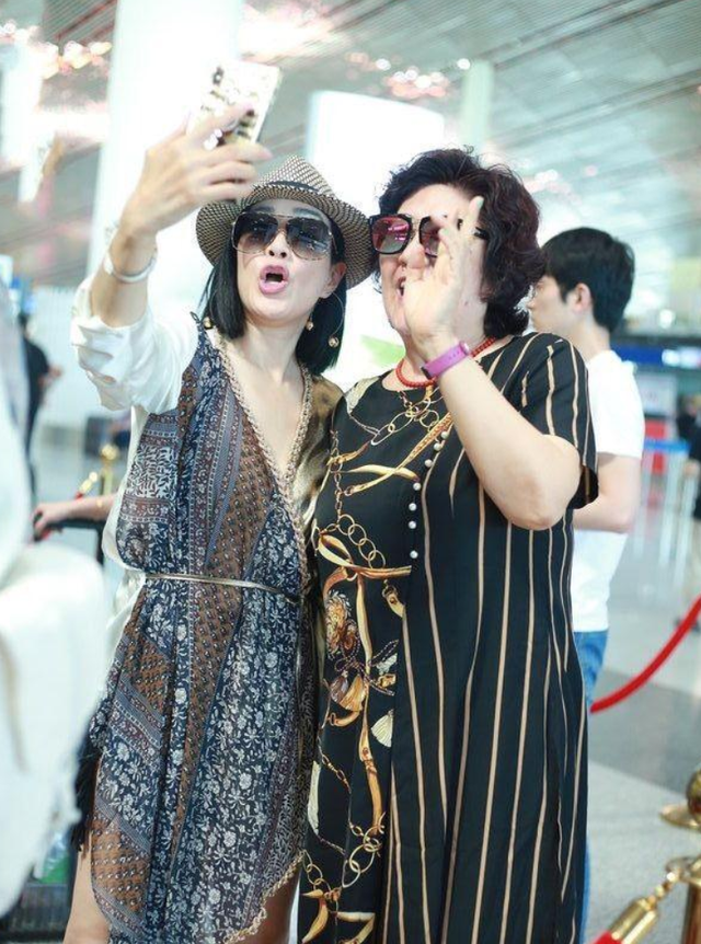 钟丽缇与婆婆贾慧芬：婆媳之间只差15岁，二人相处得像亲姐妹