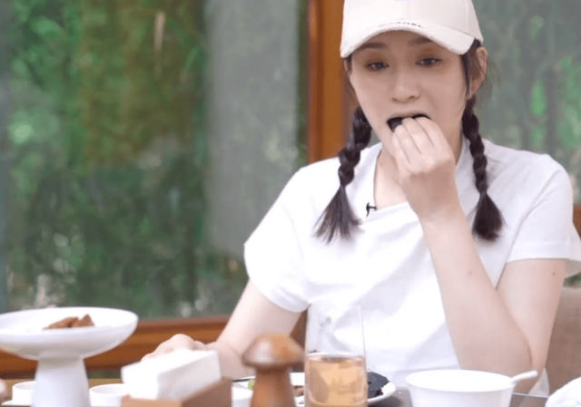 港媒曝张柏芝领证，3胎生父被找到谢贤无奈接受，曾霸占李小冉4年