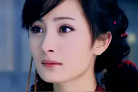 杨幂能有多敬业，亲自玩游戏学待机动作，一跃成为人气最高角色图片