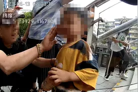 萌娃蹦蹦跳跳上街玩耍，警察叔叔化身“奶爸”，又是擦“屁屁”，又是牵“手手”图片