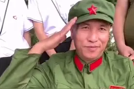 老人被保安殴打，警察介入后得知老人的英雄身份，直接向老人敬礼图片