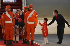 神十三现场穿橙黄色衣服的人，他们隶属哪个部队？身份揭开太伟大图片