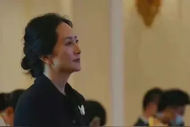 真正的名媛穿衣从不赶潮流，不信看孟晚舟，用简约打造高级感图片