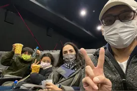 刘烨包场看电影为妻子庆生！42岁安娜罕见露面，眼神深邃显老态图片