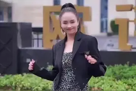 56岁李颖街头热舞，身材火辣长腿瞩目，美颜过度五官模糊认不出图片