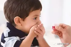 4岁宝宝生病不愿喝药，妈妈怒扇两耳光，隔天宝宝失明，家长注意图片