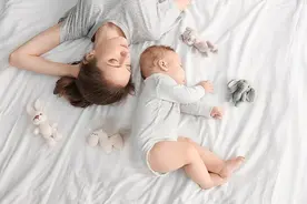 孩子跟谁睡，就跟谁亲？是真的吗？图片