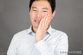 男子牙痛，甲硝唑止不住，中医：几味药泡水，补虚清热，止牙痛图片