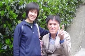 和瘫痪父亲相依为命、高考763分的广西女孩黄来女，后来如何呢？图片