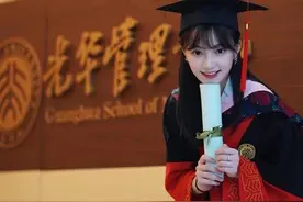 95后美女博士成大学老师走红，来自北大光华，集才华美貌于一身图片