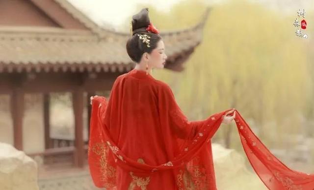 “春风拂槛露华浓”的“槛”是啥意思？读kan还是jian，我告诉你