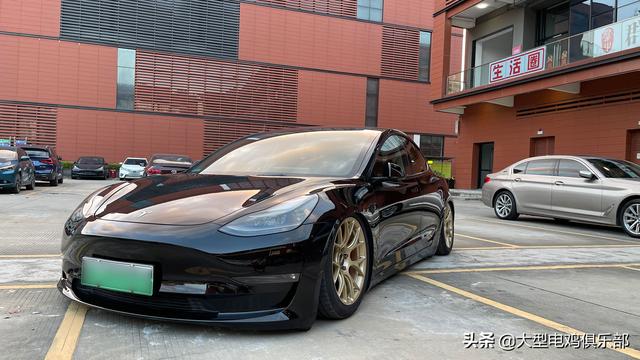 黑色特斯拉model3 | 改装气动避震&金色锻造轮毂