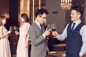 饭局上把手机放桌面的行为，能看出一个人的人品？看这三点图片