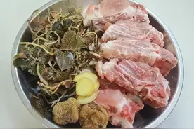 今晚靓汤：金线莲煲排骨头图片