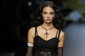 莫妮卡·贝鲁奇女儿神颜酷似球花母亲，球花晒女儿戴娃迪奥秀美照图片