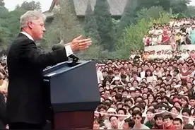 克林顿1998年访华，在北大回答学生提问，北大学生的问题问的好图片