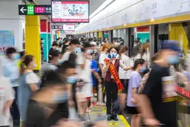 8月1日起，这些人可免费乘公交地铁逛景区图片