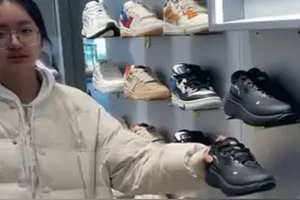 16岁女孩获16000元奖学金立刻给外公外婆买礼物，外婆项链外公羽绒服，妈妈回应：不到5千，从小外公外婆带大图片