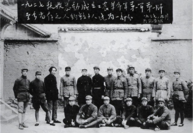 贺子珍逝世20年后，孔东梅揭露真相：毛主席的旧衣里有“秘密”
