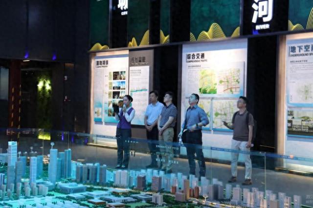 武汉东湖新技术开发区金融工作局参观调研济南中央商务区