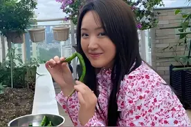 53岁杨钰莹现状：和母亲定居深圳，在豪宅种菜生活惬意，仍未结婚图片