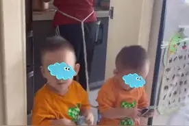 心疼！石家庄女子回到家看到这一幕：双胞胎儿子被姥姥用绳拴腰上图片