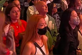 Jennie亮相科切拉音乐节，网友：这是穿了个口罩吗图片