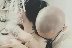 朋友聚会他们搂抱吻肩膀，旁若无人！大S具俊晔人到中年爱很疯狂图片