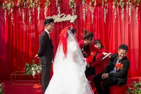 老员工结婚，给全公司发请帖，最后只去了一个人，还是老板图片