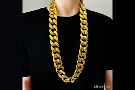 一男子酒后驾车发生车祸，冲突过程中，他把项链交给朋友保管，冲突结束后，项链丢失，他把朋友告上法院图片