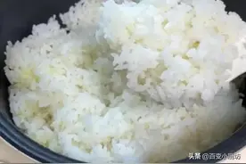 电饭锅蒸米饭时，多加一步，米饭粒粒分明不粘锅，香软可口，好吃图片