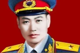 战场投奔红军，长征期间任师长，却因一场失利，最终只授少将图片