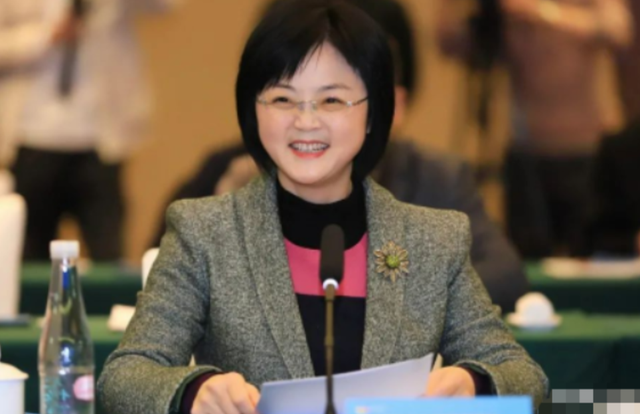 59岁宛如20岁少女的袁华厅长落马，十年厅长无人问一朝落马天下知