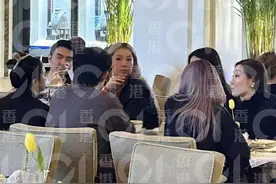 37岁郑欣宜现身酒店喝下午茶，金发披肩精神饱满，与友人有说有笑图片