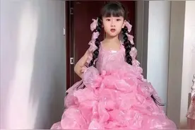 巴黎时装周欠你一个舞台！5岁半女孩穿塑料袋礼服走秀，宝妈：花一周时间制成图片