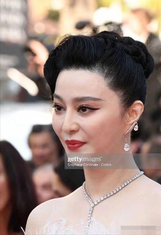 不像范冰冰一直小心翼翼的端着,拘谨的收着压着克制着,也许是经历了