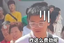 妈妈再婚 新郎官费劲抱不动新娘 14岁儿子一把将妈妈公主抱图片