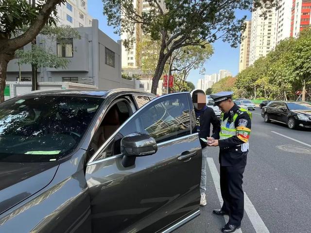 马路不是停车场！汕头交警持续加强停车秩序整治