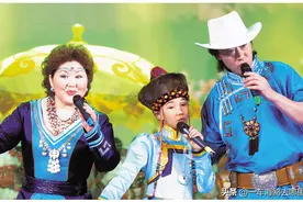 红极一时的吉祥三宝现状，爸爸不幸离世，小女孩身材火辣已当妈图片