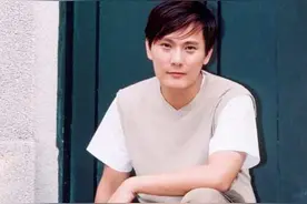 “情痴”张信哲：55岁仍未婚，他的破碎爱情就像一首带泪的情歌图片