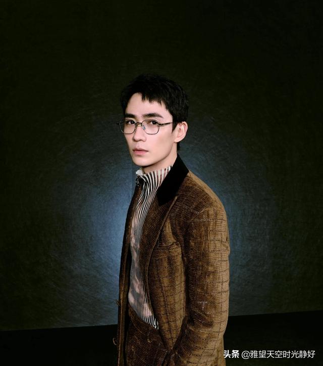 张翰戴眼镜再现"占南弦"扮相,"霸道总裁"一脸禁欲狂吸粉(张翰的的眼睛