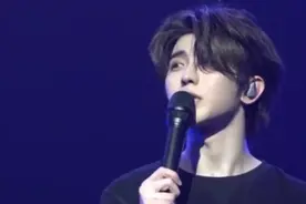 蔡徐坤新加坡演唱会如期举行，现场哽咽道歉“抱歉，让你们担心了”，粉丝喊话：你要开心，好好吃饭图片