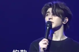 蔡徐坤新加坡演唱会如期举行，现场哽咽道歉“抱歉，让你们担心了”，粉丝喊话：你要开心，好好吃饭图片