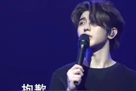 蔡徐坤新加坡演唱会如期举行，现场哽咽道歉“抱歉，让你们担心了”，粉丝喊话：你要开心，好好吃饭图片