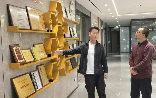 ��ʿ�ٶԻ��ӱ��Ļ�ѧ�߳�ΰ��Ϊ�����й��ֱ������й����¶�Ŭ��