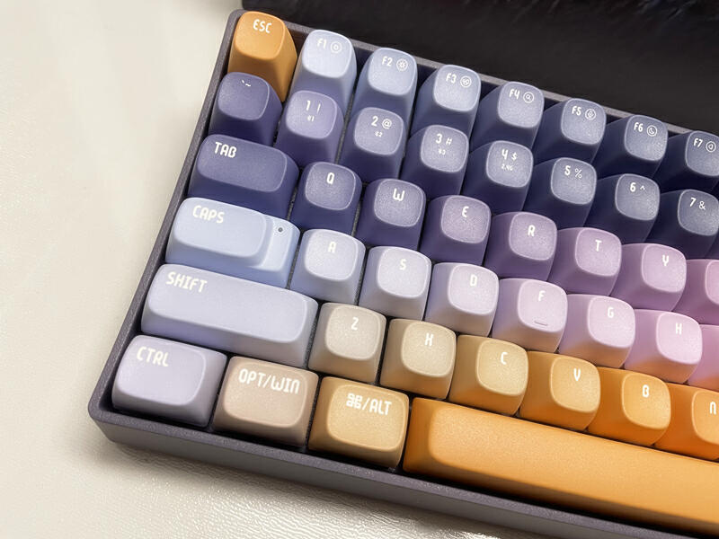 键盘艺术巧联名，氛围俘获你的心，洛斐星河小翘100机械键盘体验