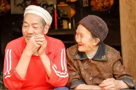 19岁的他带29岁的她私奔，56年后在深山被发现，原来这才是爱情图片